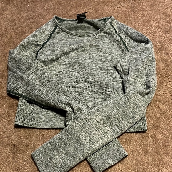 PINK VICTORIA SECRET 💕 LONG SLEEVE CROP DO NOT BUY - Picture 1 of 2